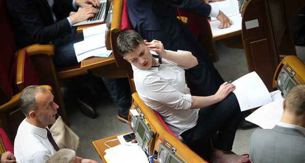 Савченко босиком принимает законы в Верховной Раде