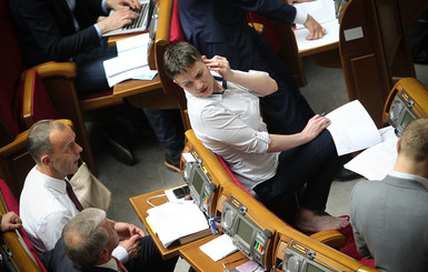 Савченко босиком принимает законы в Верховной Раде