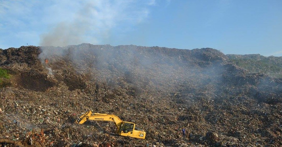 Спасателей, погребенных под тоннами мусора под Львовом, до сих пор не нашли
