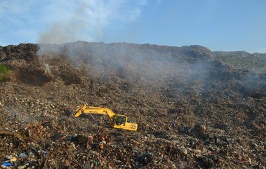 Спасателей, погребенных под тоннами мусора под Львовом, до сих пор не нашли