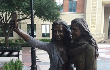 В Техасе установили памятник селфи