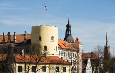 Возле здания президента Латвии нарисовали большую свастику