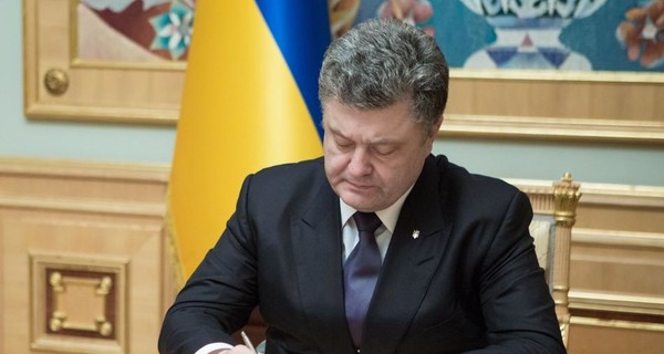 Порошенко посмертно наградил погибшего командира бригады 