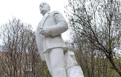 В Макеевке снесли памятник Ленину