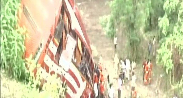 В Индии пассажирский автобус упал в пропасть