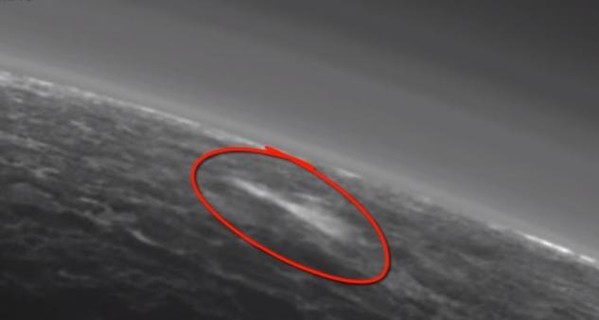 Над Плутоном заметили столб светящегося дыма