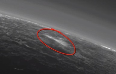 Над Плутоном заметили столб светящегося дыма