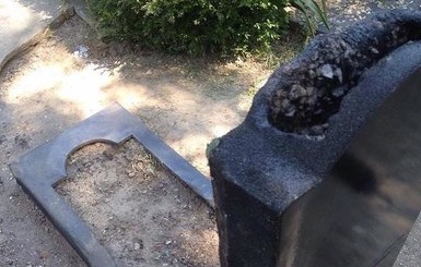 В Запорожской области сожгли могилу бойца АТО