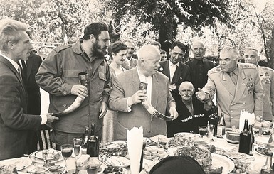 Никита Хрущев - во время застолья с Фиделем Кастро: Хитрые! Руками едите, чтобы на вилках сэкономить!