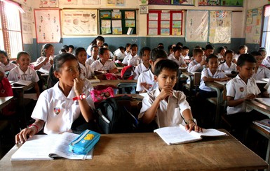 В Камбодже дети ходят в две школы