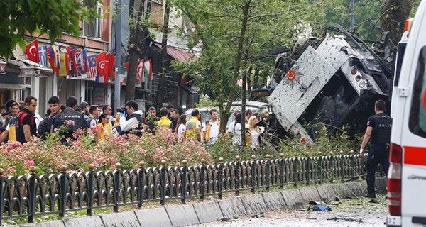 В Стамбуле от взрыва террористов погибли 11 человек 