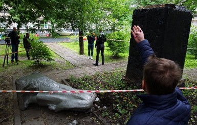 В центре Москвы повален памятник Ленину 