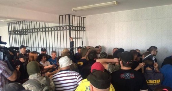 В Одессе Правый сектор и свободовцы заблокировали зал суда с фигурантом по делу 2 мая
