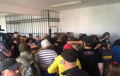 В Одессе Правый сектор и свободовцы заблокировали зал суда с фигурантом по делу 2 мая