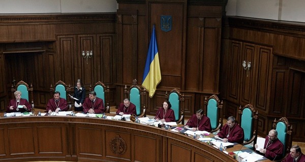 Конституционный суд перенес рассмотрение закона о люстрации