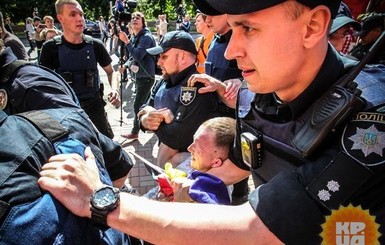 В Киеве по районам ловят и избивают участников 