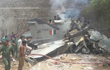 Крушение самолета в Индии: истребитель упал на жилой дом