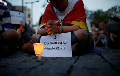 Как мир скорбит по жертвам массового расстрела в гей-клубе 