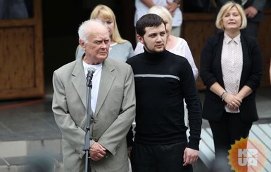 Встреча с Афанасьевым и Солошенко: они старались улыбаться, хотя были изнурены и растерянны