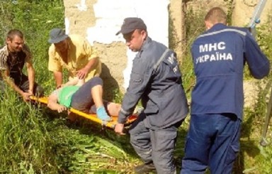 На Днепропетровщине пенсионерка полезла за вишнями, а упала в 10-метровый колодец