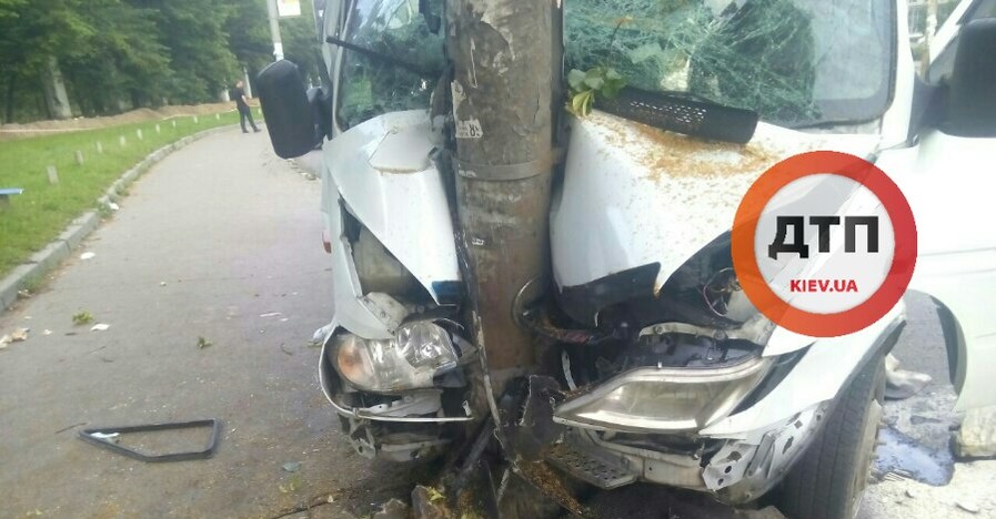 В Киеве водитель маршрутки уснул за рулем и въехал в столб 