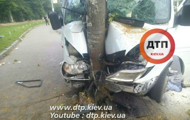 В Киеве водитель маршрутки уснул за рулем и въехал в столб 