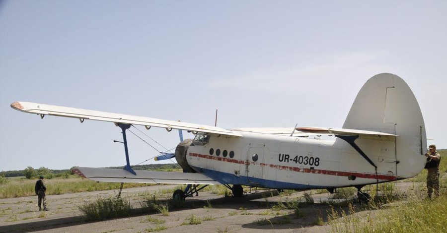 Украинские пограничники изъяли у контрабандистов самолет
