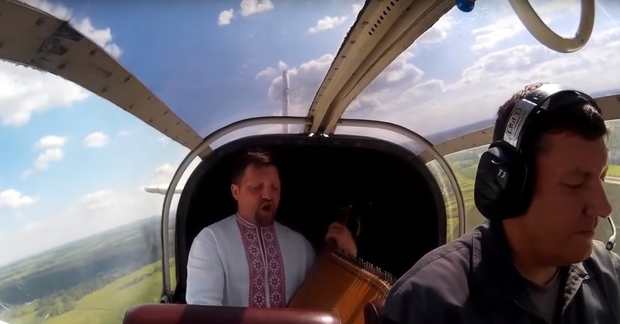 Полтавский бандурист спел гимн Украины в небе