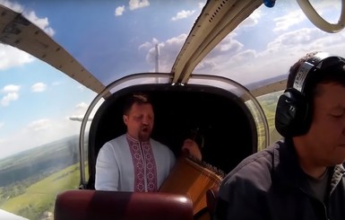 Полтавский бандурист спел гимн Украины в небе