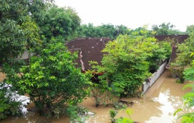 В Индонезии в результате наводнения погибло не менее 20 человек