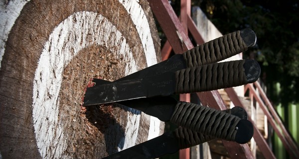 В Константиновке мужчина погиб, соревнуясь с женой в метании ножей