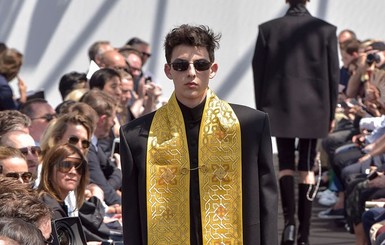 На неделе моды в Париже показали церковные одежды 