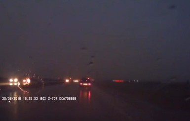 В России молния ударила в машину и оглушила водителя