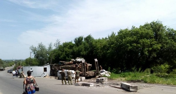 В Лисичанске тягач с танком протаранил блокпост ВСУ