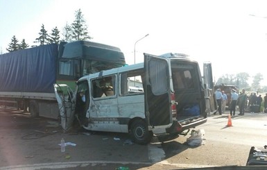 Две украинские машины врезались друг в друга в России