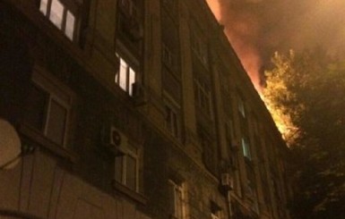 В центре Днепра из горящей пятиэтажки эвакуировали полторы сотни жильцов