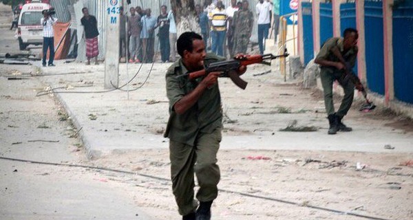 При нападении на гостиницу в Сомали погибли 15 человек