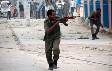 При нападении на гостиницу в Сомали погибли 15 человек