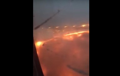 В Сингапуре в воздухе загорелся пассажирский самолет
