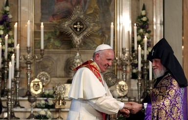 Папа Римский под музыку показал фотоотчет поездки в Армению