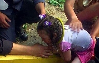На Днепропетровщине семилетняя девочка застряла головой в качелях