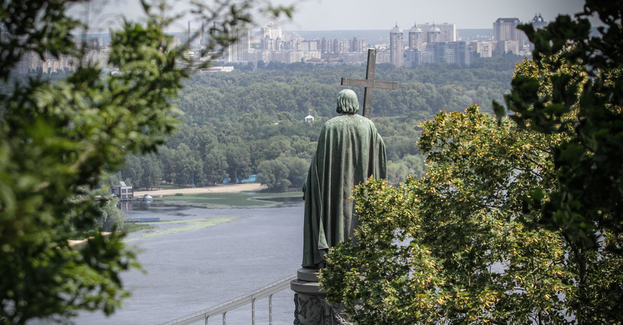 На Оболони чиновники пытаются уничтожить историческую реку Почайна, в которой крестили Киевскую Русь