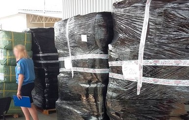 В Ужгороде нашли пять тонн контрабандной одежды из Китая