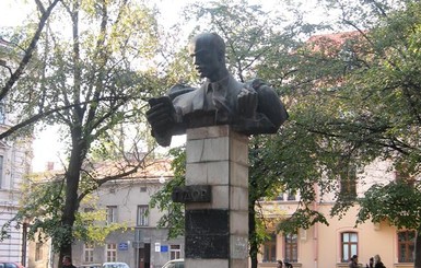 Во Львове скандальный памятник Тудору заменят на фонтанчик и Wi-Fi