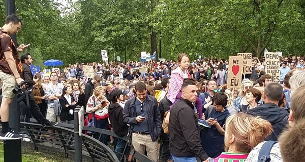 В Лондоне десятки тысяч жителей протестуют против Brexit