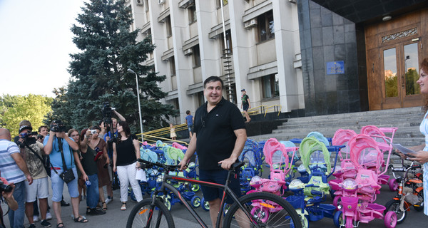 Одесский губернатор Михаил Саакашвили раздал велосипеды детям атошников