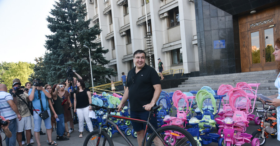 Одесский губернатор Михаил Саакашвили раздал велосипеды детям атошников