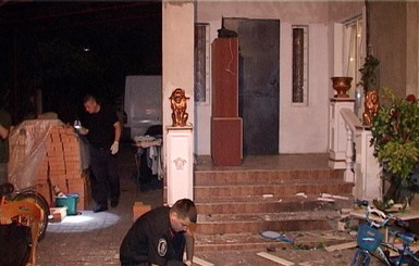 В Киеве во двор частного дома бросили гранаты