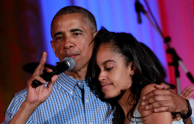 Обама трогательно поздравил с 18-летием дочь Малию
