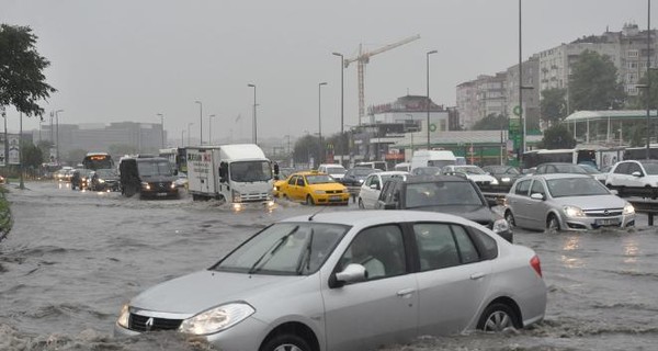 Дождь за полчаса превратил Стамбул в озеро
